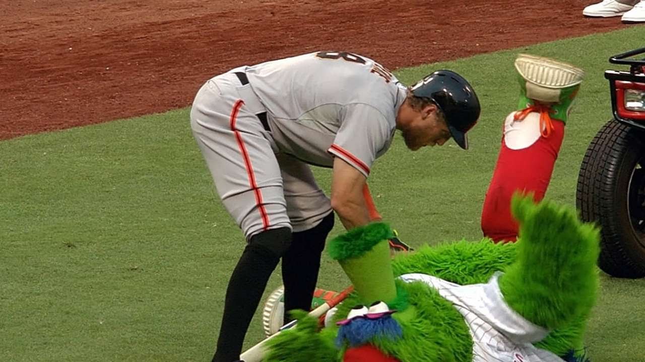 The Phillie Phanatic MOCKS Hunter Pence's practice swings and Panda's fall