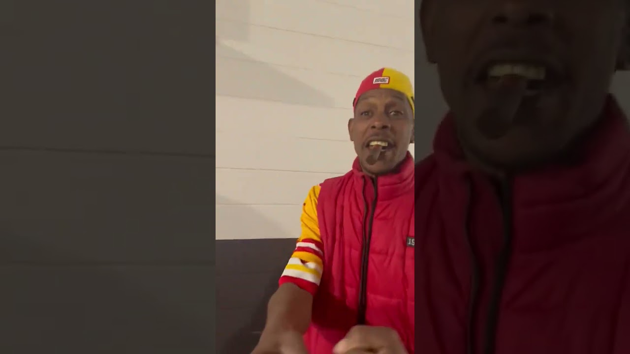 Pat Mahomes Sr. smokin' on that Eagles pack 😮‍💨 (via @aaronladd0/Twitter)