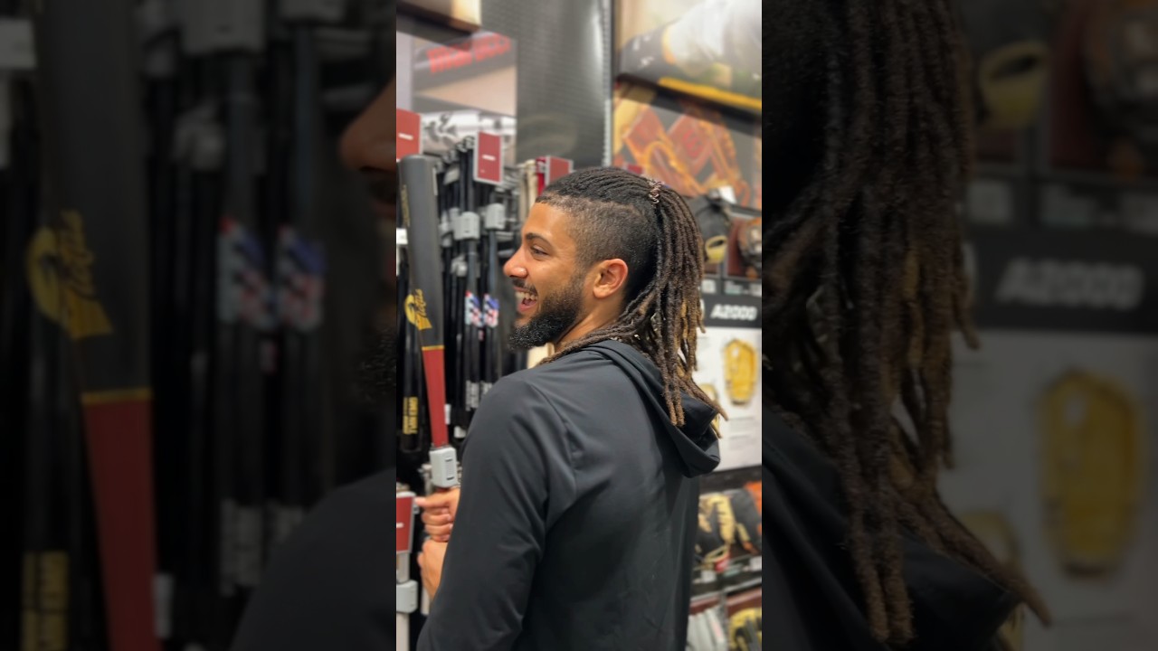 This kid ran into Fernando Tatis jr at Dicks Sporting Goods🤯 #baseball #sports #tatis